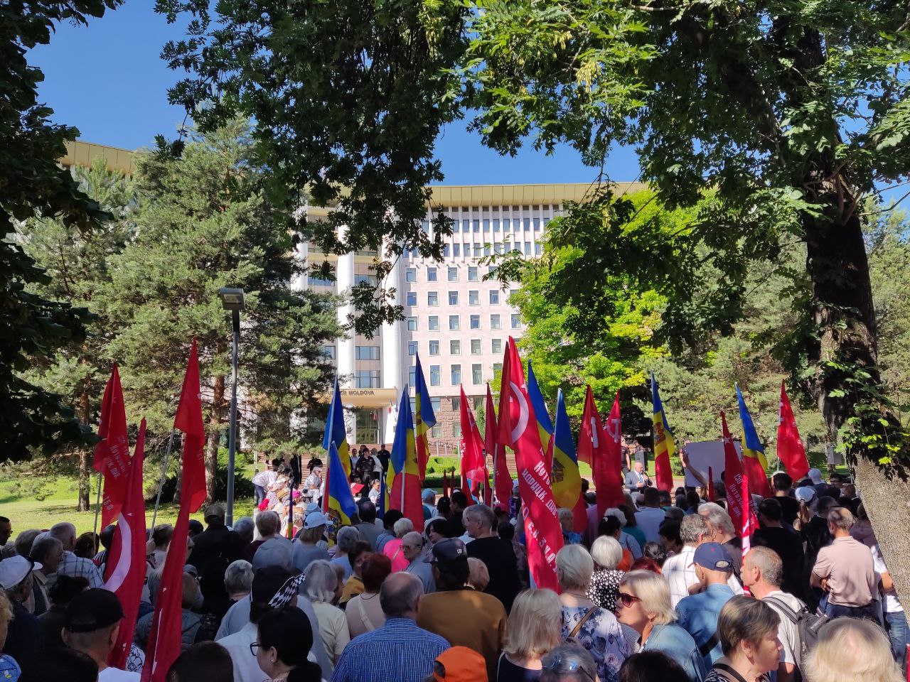 Protest în fața Parlamentului. Membrii și simpatizanții Partidelor „ȘOR” și „Renașterii” se opun intenției guvernării de a schimba denumirea și data „Zilei Victoriei”
