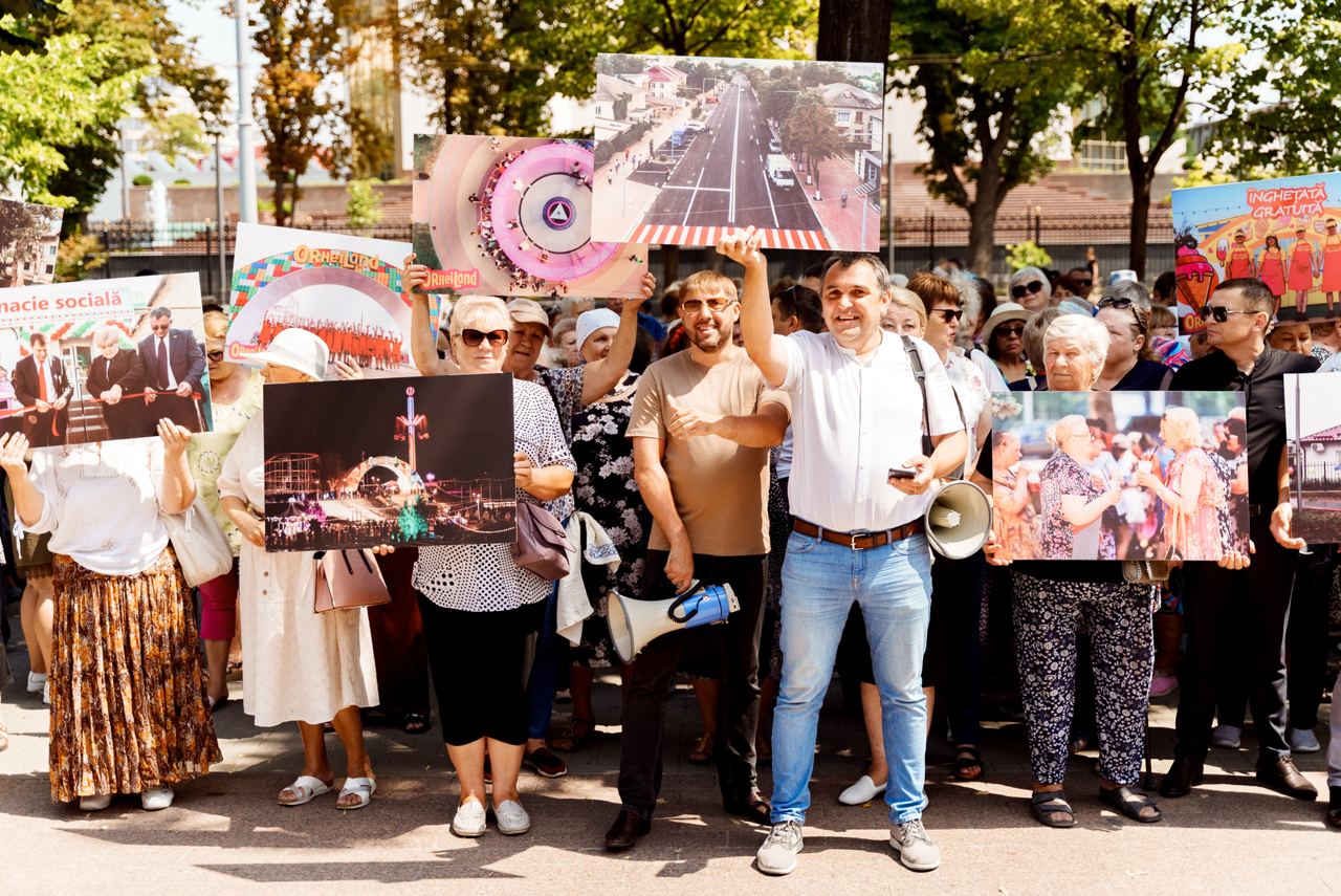 Aleșii locali ai Partidului „ȘOR” din toată țara au organizat un flashmob în fața Parlamentului