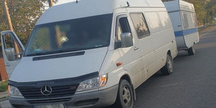 Moldovean, prins la volanul unui microbuz cu rulotă, pe drumurile din România, fără permis corespunzător: Este cercetat și proprietarul ansamblului auto.