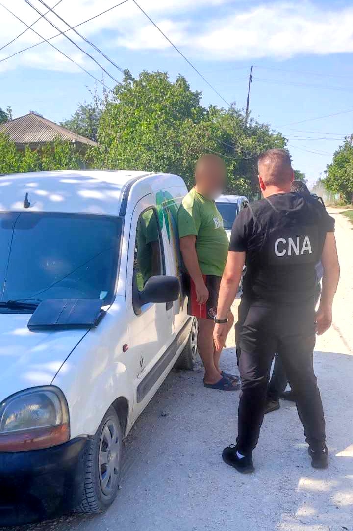 Drochia. Un bărbat a fost reținut în flagrant de ofițerii Direcției generale teritoriale (DGT) Nord a CNA și procurorii oficiului Nord al Procuraturii Anticorupție