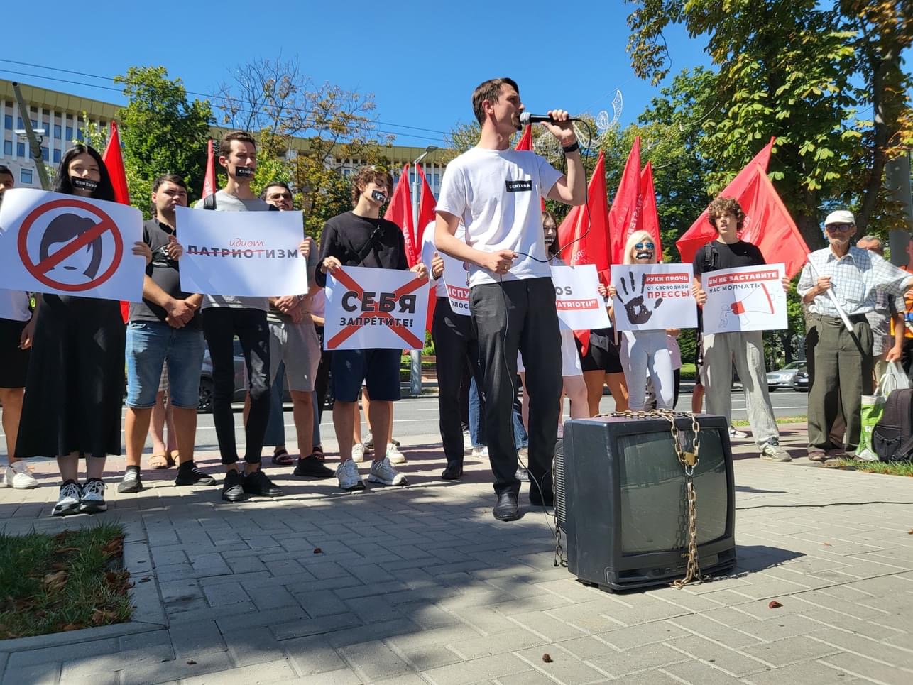 Partidul „Renaștere” a organizat un protest în fața Рreșidenției împotriva Centrului pentru comunicare strategică și combaterea dezinformării