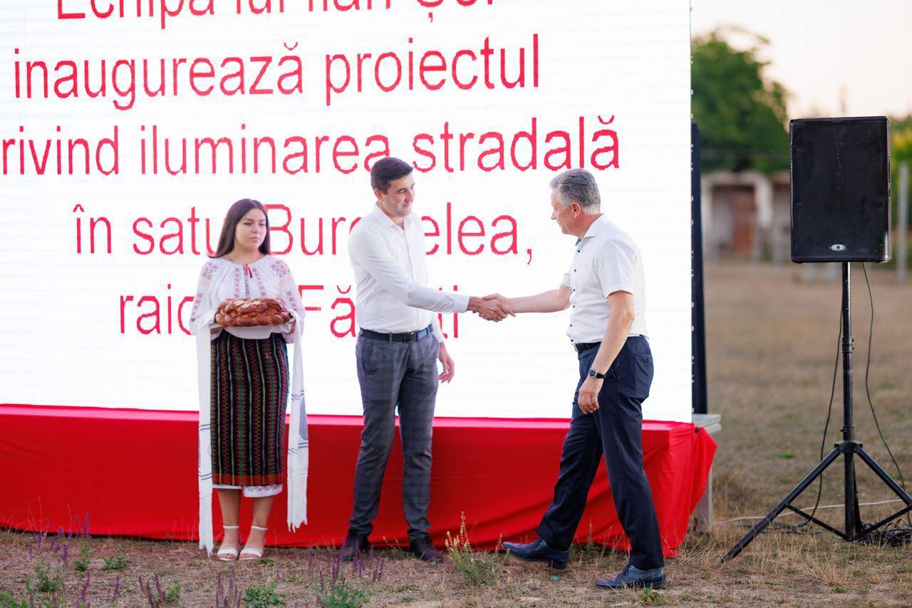 Echipa lui Ilan ȘOR a iluminat încă un sat din nordul Moldovei