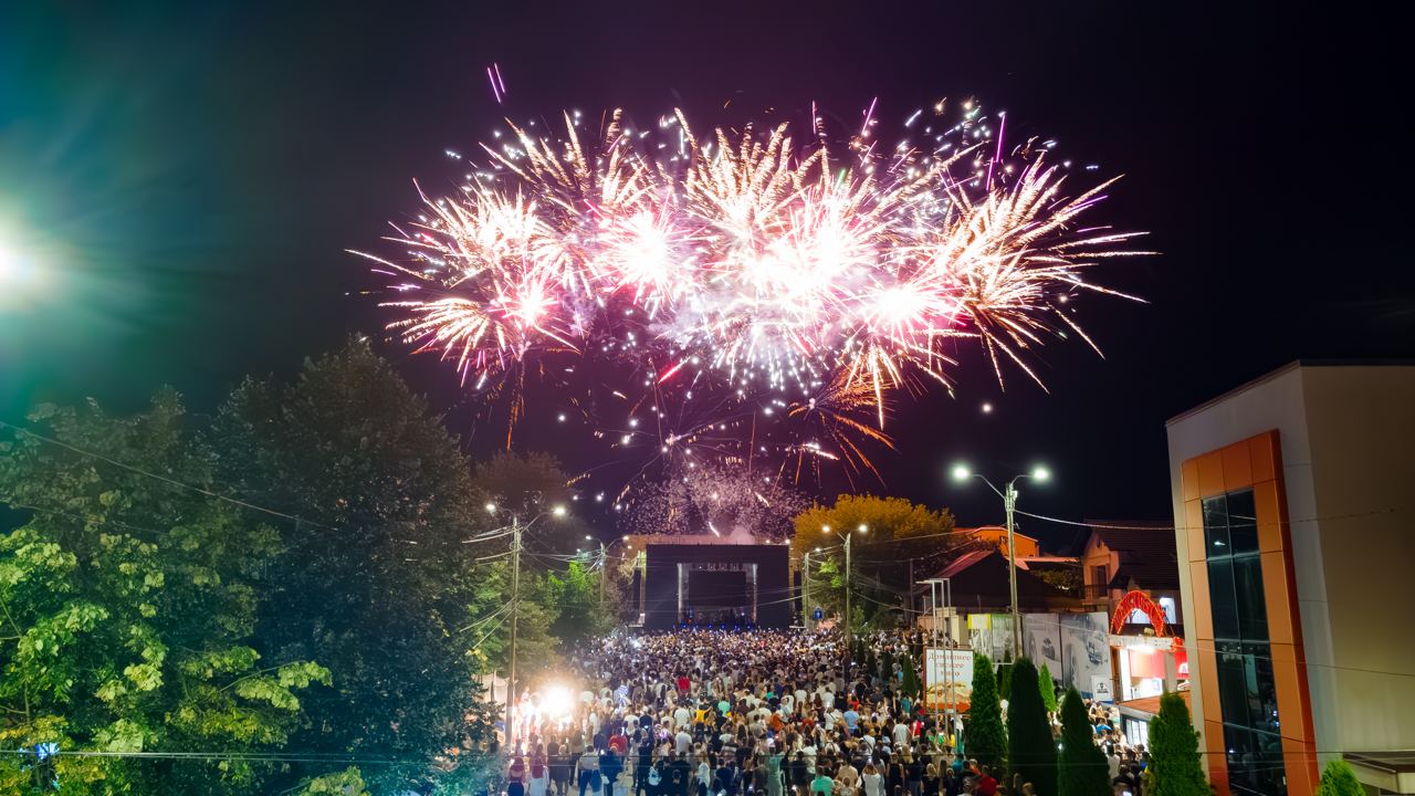 Petrecere de zile mari la Comrat, organizată de echipa bașcanului Evghenia Guțul. Localitatea a împlinit 234 de ani de la prima atestare documentară: Cetățenii au avut parte de concerte, focuri de artificii, dar și surprize pentru copii