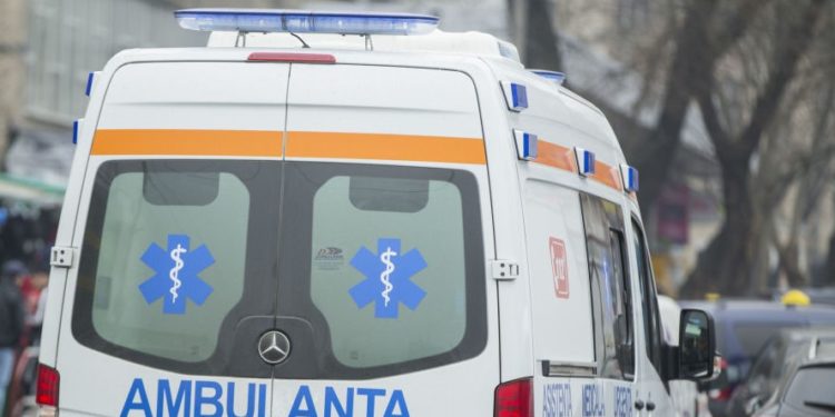 Un băiat de 15 ani, bătut și atacat cu un electroșoc de un coleg, în curtea gimnaziului din Ialoveni: Minorul, transportat la spital.
