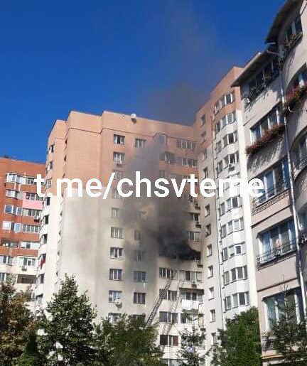 Un apartament de pe strada Liviu Deleanu din Capitală a luat foc. Pompierii au reușit să localizeze incendiul.
