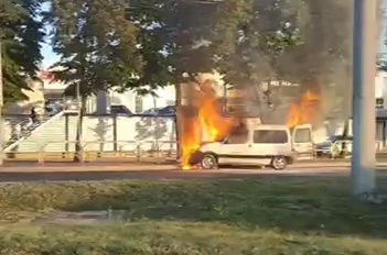 Autovehicul de model Citroen, mistuit de flăcări pe o stradă din Chișinău.