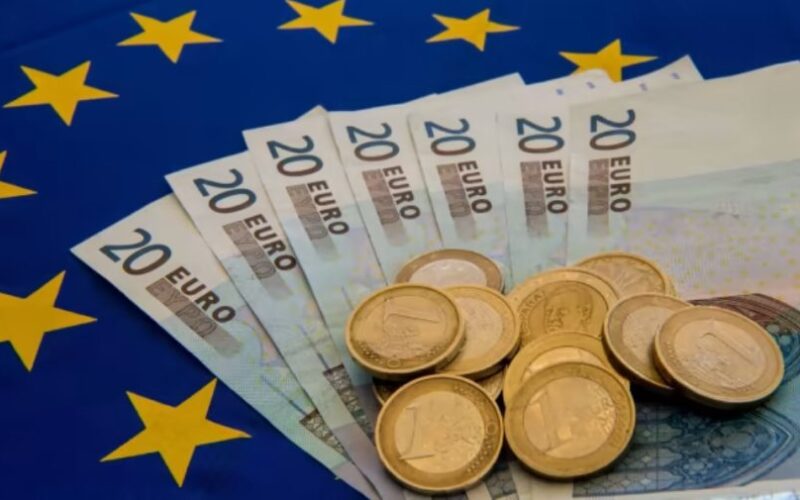 Curs valutar 15 septembrie 2023: Leul înregistrează o creștere față de euro și dolar.