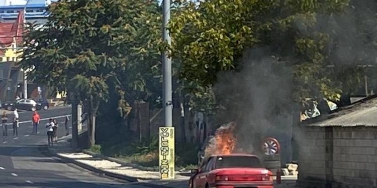 Un automobil a luat foc în Capitală: În interiorul acestuia se aflau câteva butelii cu gaz.