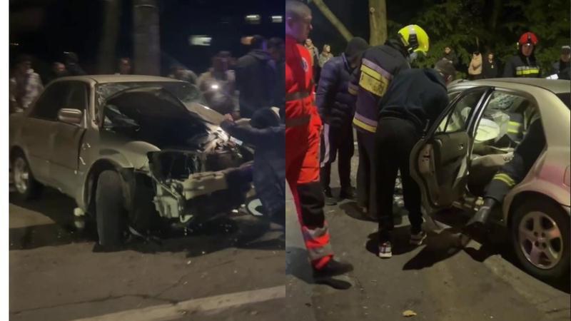O mașină, făcută zob într-un accident grav în capitală: Echipele de descarcerare şi ambulanţa au intervenit