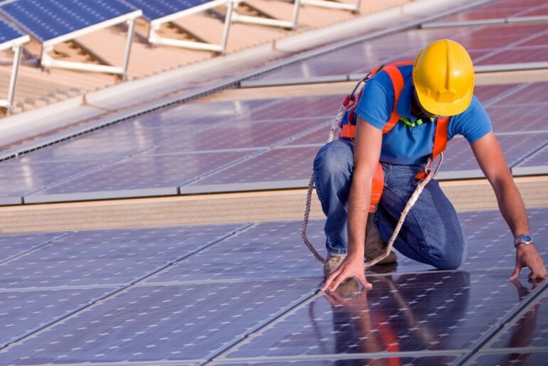 Acțiunile companiilor producătoare de echipamente pentru energia solară scad – în special cele non-chineze. Din ce cauză