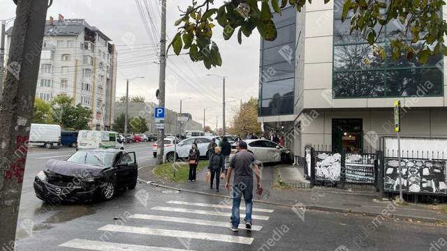 Ciocnire violentă între două mașini pe strada V. Alecsandri din Capitală. Unul dintre automobile a intrat în peretele unui magazin