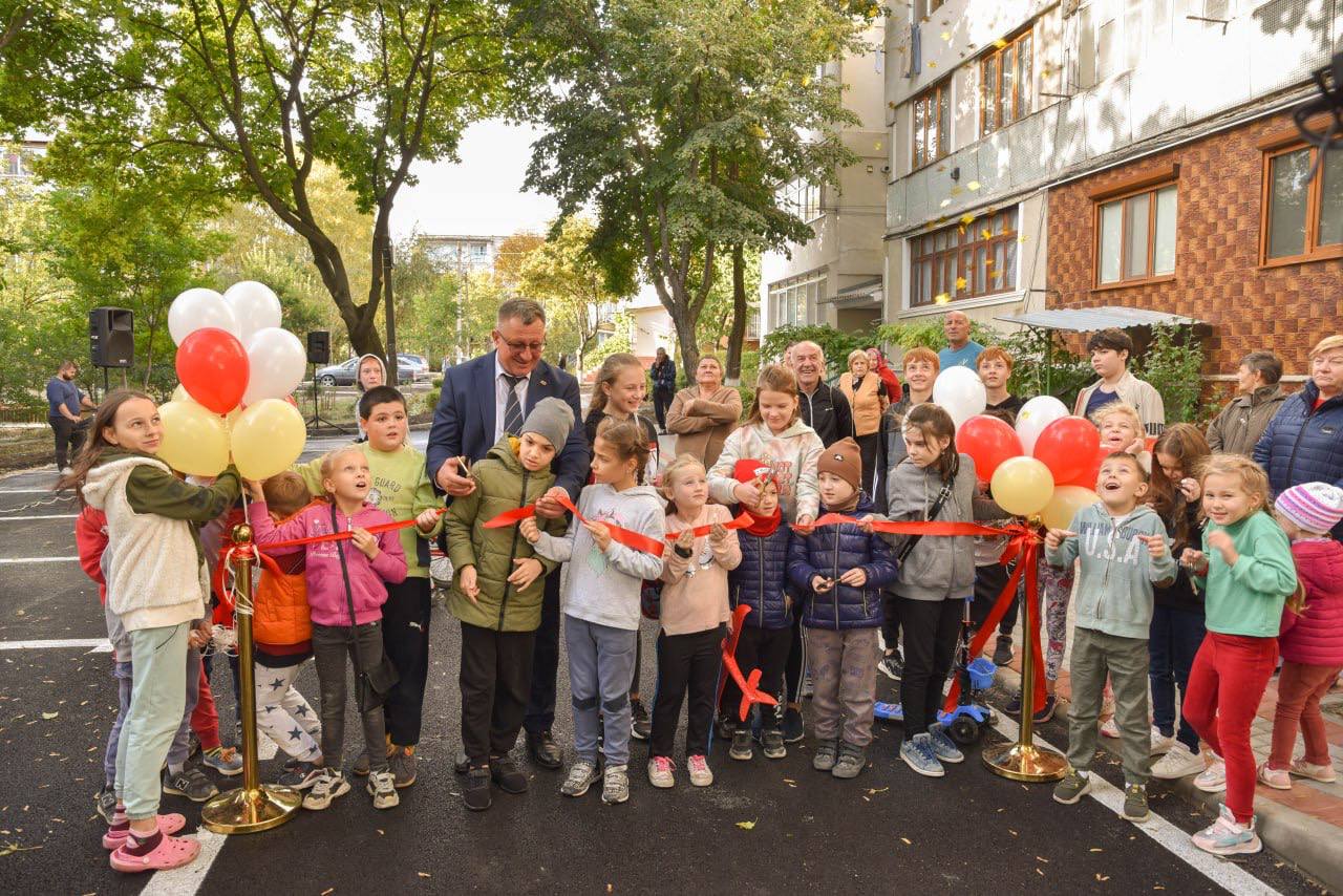 Deschiderea unui alt proiect finalizat cu succes a avut loc la Orhei, pe strada Iona Iakir. Proiectul de renovare a tuturor curților din Orhei este aproape de finalizare