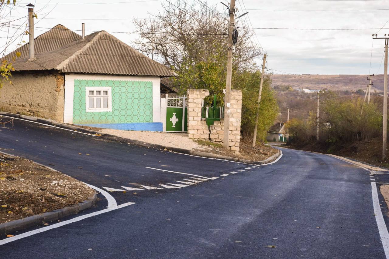 A luat sfârșit calvarul sătenilor din comuna Biești: Un drum care le punea în pericol viața a fost reconstruit de echipa lui Ilan Șor
