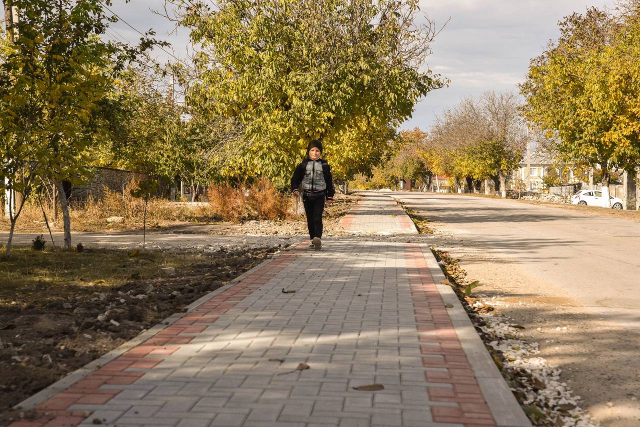 Echipa lui Ilan Șor continuă să îmbunătățească calitatea vieții în raionul Orhei: în satul Jeloboc a fost construit un nou trotuar.