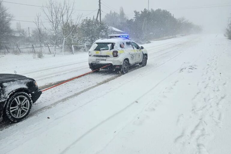 Ninge în centrul și sudul țării. Poliția atenționează șoferii: Carosabilul e lunecos