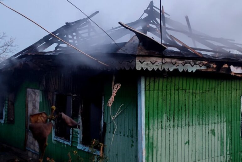 O casă din orașul Rîșcani a ars ca o torță în dimineața zilei de duminică. Pompierii au luptat cu flăcarile mai bine de două ore.