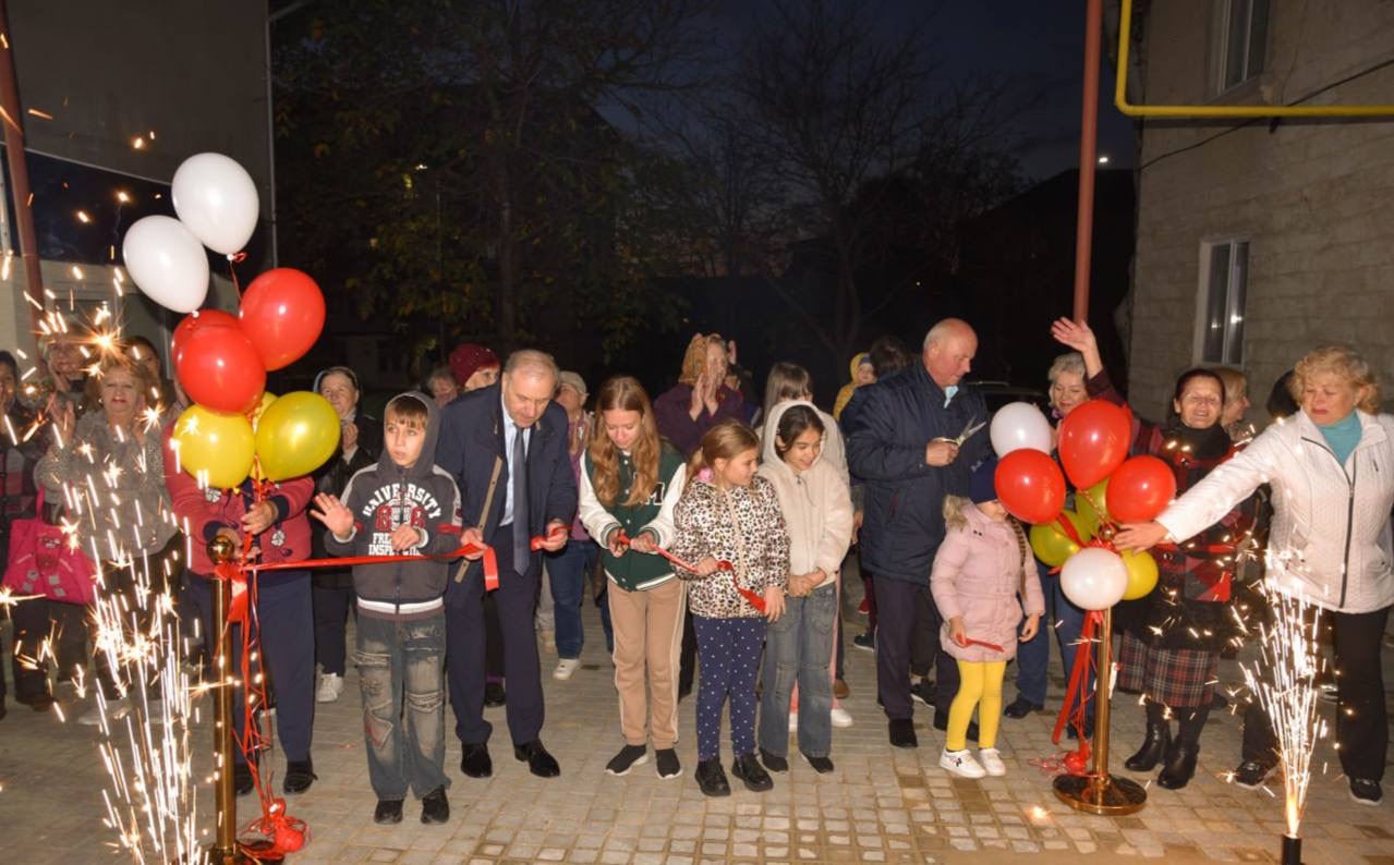 O nouă curte de bloc din Orhei a fost dată în exploatare după ample lucrări de reparație.