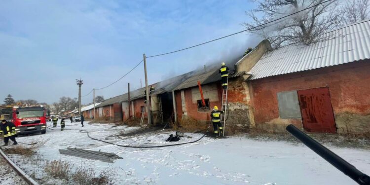Incendiu la Bălți! Un depozit industrial a fost cuprins de flăcări