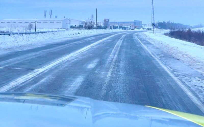 Ghețuș pe mai multe drumuri. Poliția vine cu recomandări pentru șoferi și pietoni.