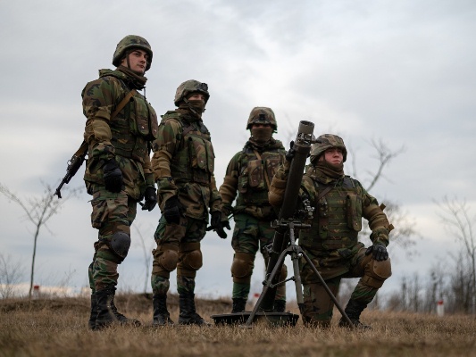 Antrenamente comune ale militarilor din R.Moldova și România la poligonul de la Smârdan, județul Galați.