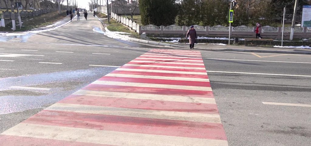 La un pas de tragedie. Trei tineri din Călugăr, cât pe ce să fie spulberați în timp ce traversau strada.