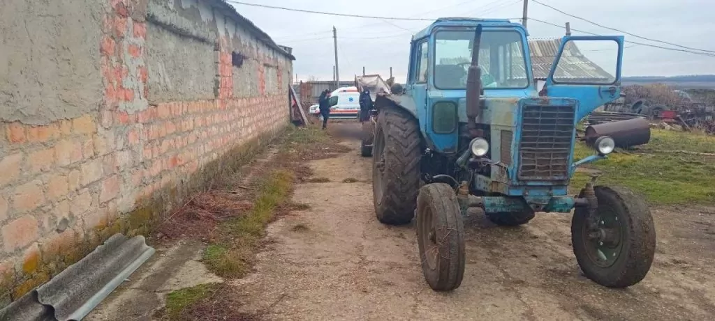 Un bărbat a murit după ce a căzut din remorca unui tractor, la Edineț. Șoferul tractorului era beat.