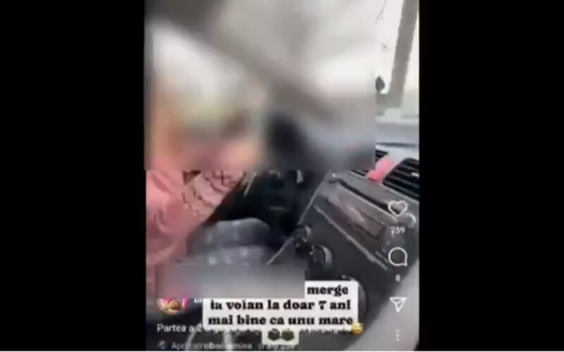 IMAGINI VIDEO cu o fetiță de 7 ani care efectuează câteva manevre de deplasare, fiind la volanul unei Toyota. Poliția s-a autosesizat.