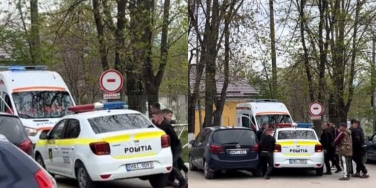 Imagini devenite virale, surprinse în curtea unui spital din sudul țării. O mașină a poliției, luată pe sus de câțiva tineri.