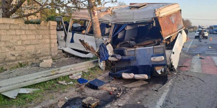 16 pasageri, printre care doi copii, spitalizaţi după accidentul de la Măgdăcești: Ce spune Poliţia.