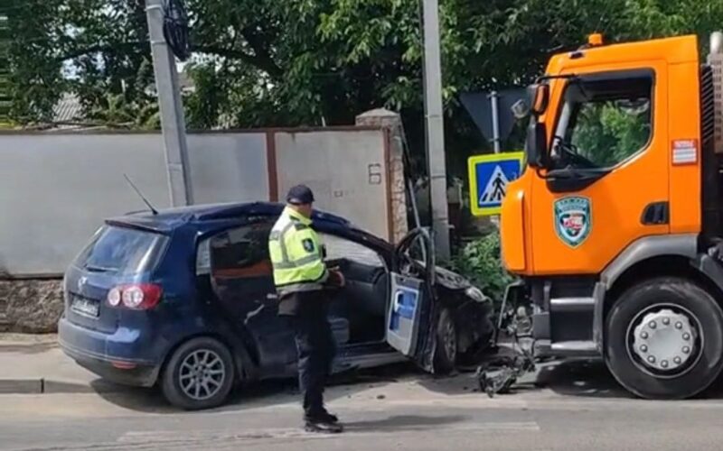 Grav accident în sectorul Buiucani al capitalei cu implicarea unei autospeciale a Regiei “Autosalubritate”.